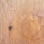 Lees meer over het artikel Kringen vetplekken in houten tafel verwijderen