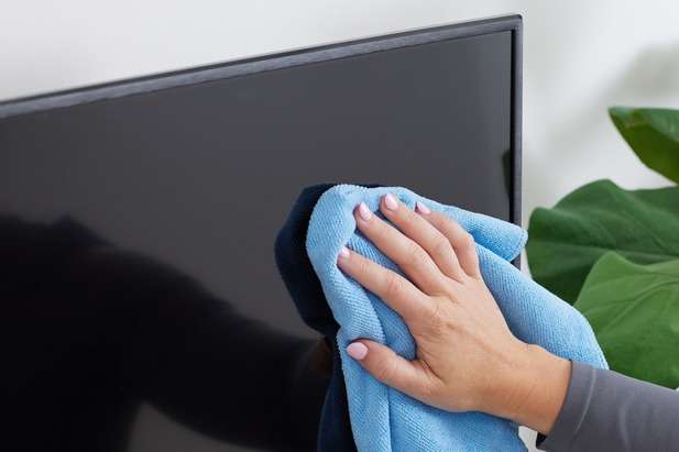 Lees meer over het artikel Het schoonmaken van je tv scherm