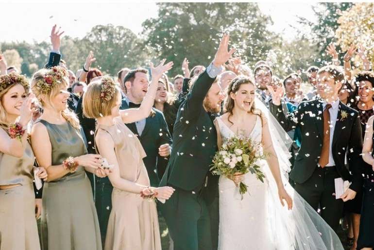 Lees meer over het artikel Tips hoe je geen handjes hoeft te schudden op je bruiloft